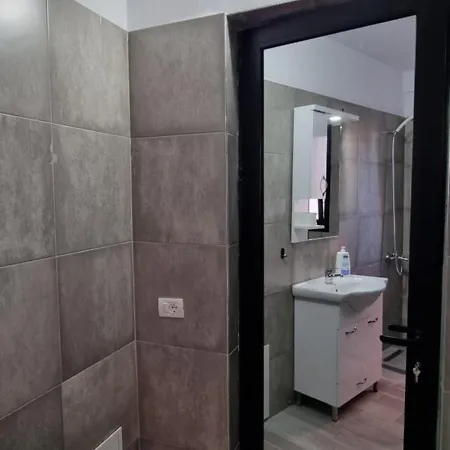 Mine Peza Lux * Tirana
