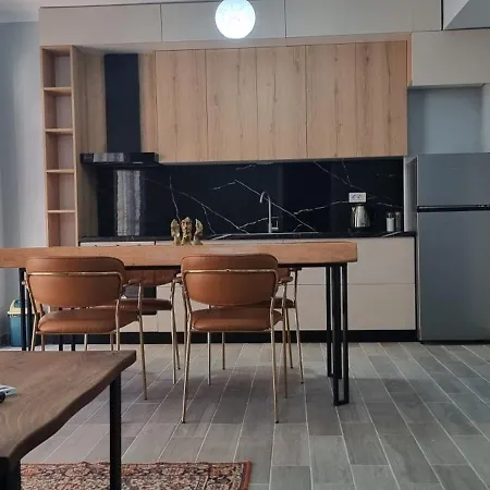 Mine Peza Lux Tirana